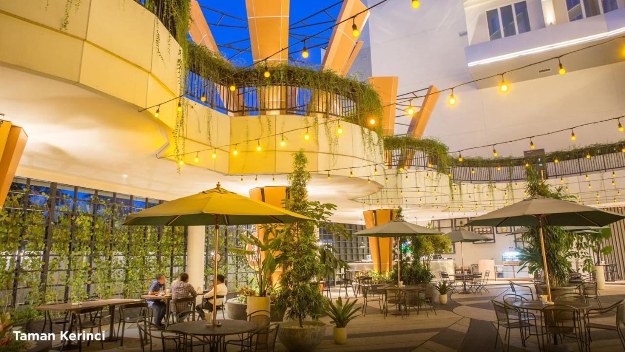 BW Luxury Hotell Jambi Exteriör bild
